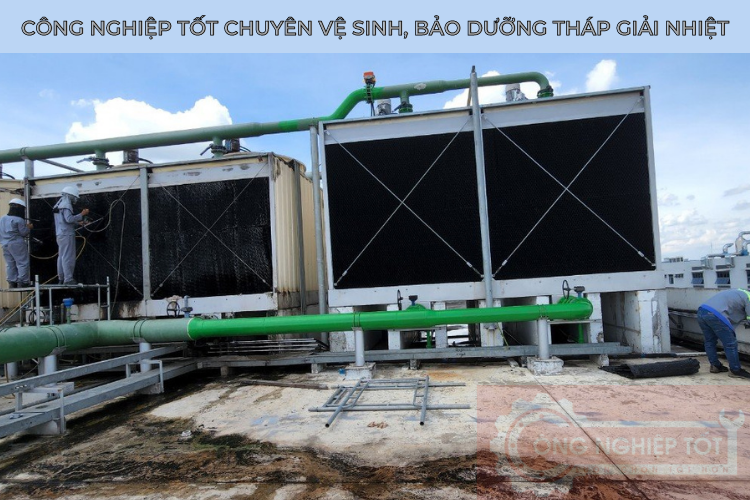 Tháp giải nhiệt vuông được vệ sinh bởi Công Nghiệp Tốt